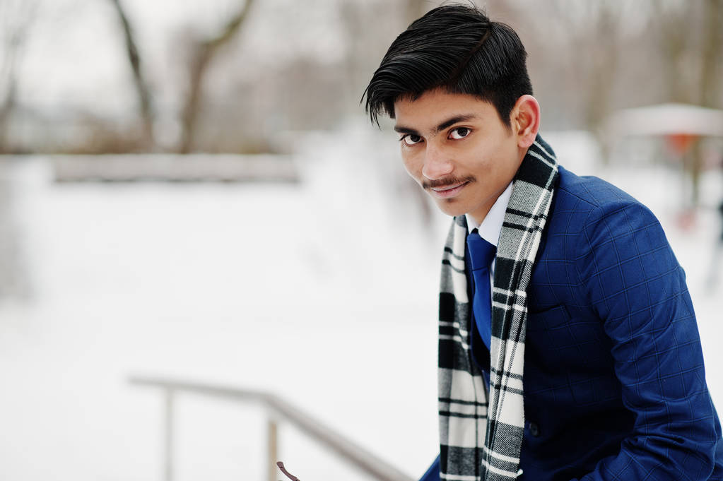 Şık Hint öğrenci erkek takım elbise ve eşarp kış gününde açık poz verdi.. - Fotoğraf, Görsel