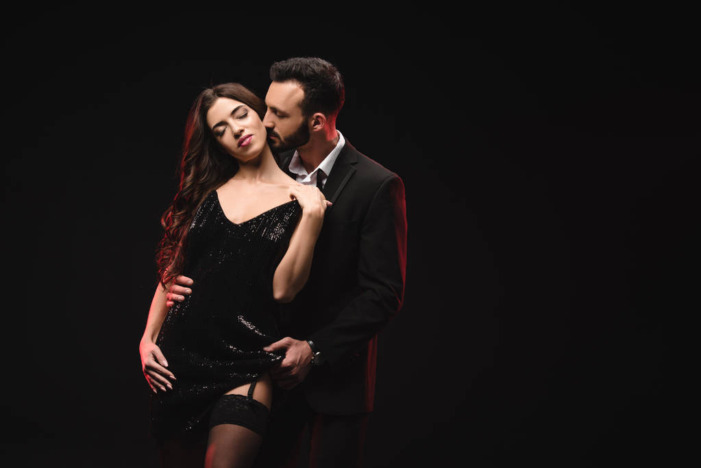 attrayant couple amoureux en robe noire et smoking isolé sur noir
 - Photo, image