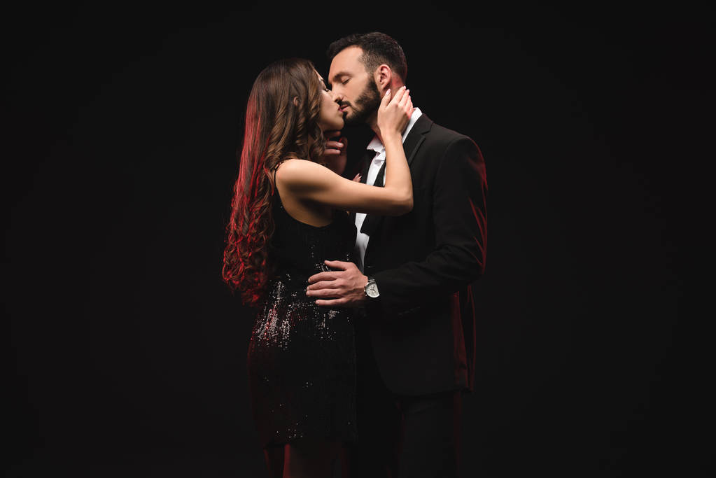 atraente casal sensual abraço e beijo isolado no preto
 - Foto, Imagem