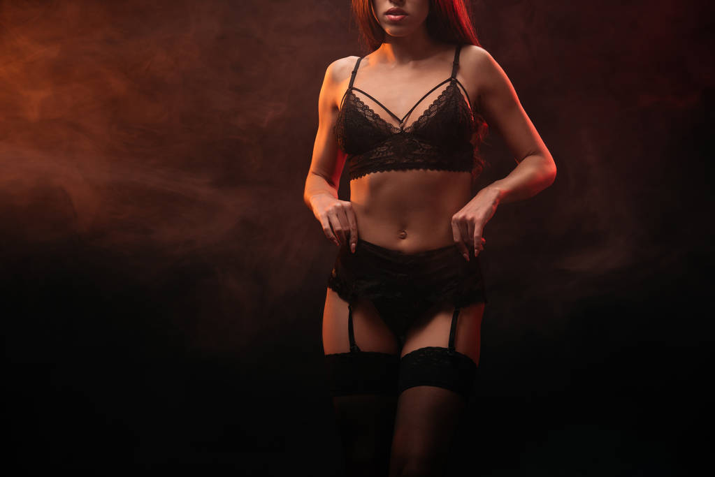 bijgesneden weergave van sexy jonge vrouw poseren in lace lingerie   - Foto, afbeelding