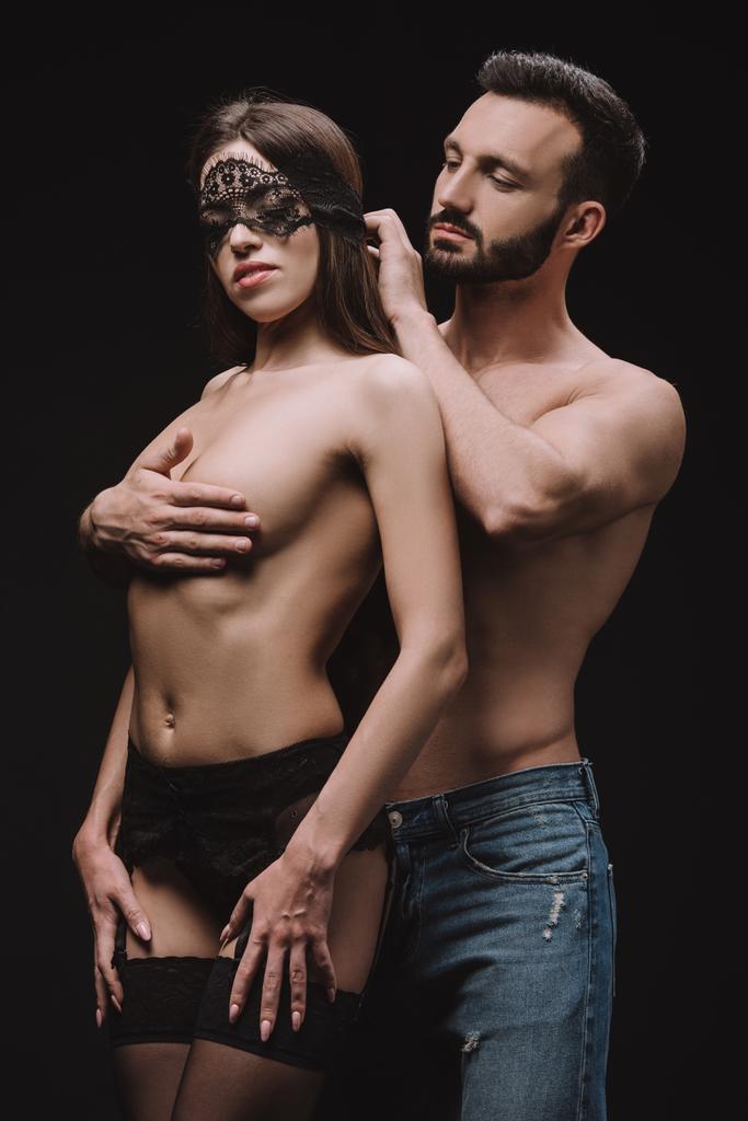dantel maskesi, siyah izole yakışıklı erkek sarılma seksi çıplak kız - Fotoğraf, Görsel