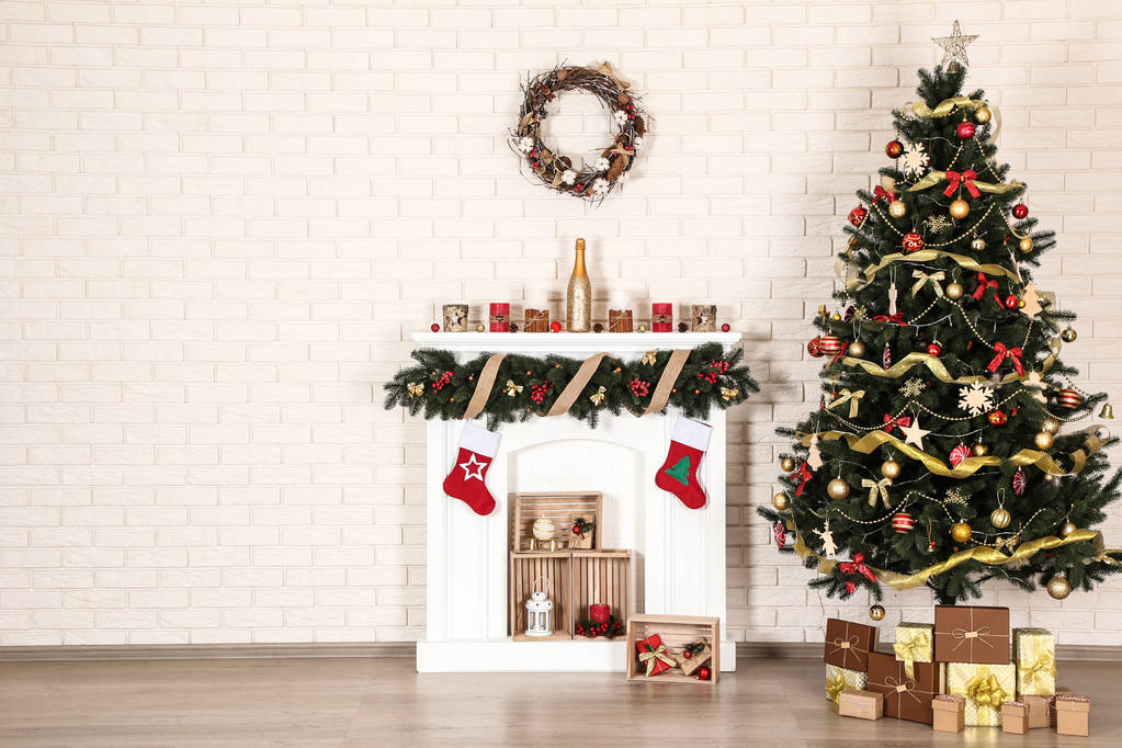 Noel ağacı tuğla duvar arka plan üzerinde yakın bir şekilde dekore edilmiş şömine - Fotoğraf, Görsel