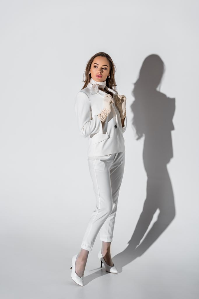  atractivebeautiful chica en traje posando sobre fondo blanco
 - Foto, Imagen