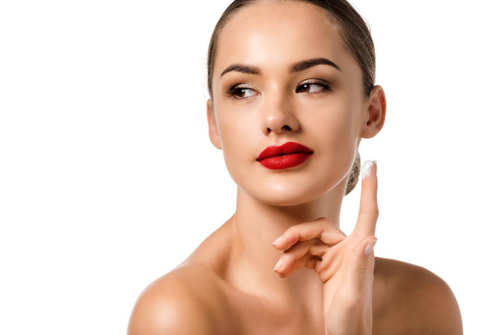 mooi meisje met rode lippen crème aanbrengen op gezicht geïsoleerd op wit - Foto, afbeelding