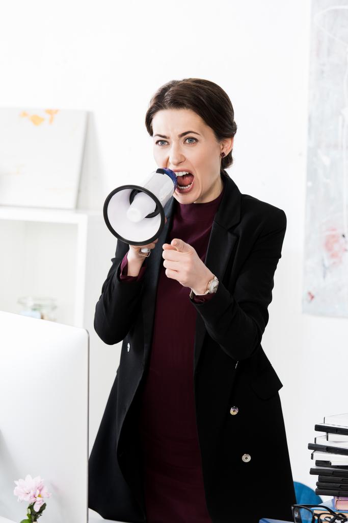 agresiva mujer de negocios gritando en megáfono en la oficina
 - Foto, Imagen