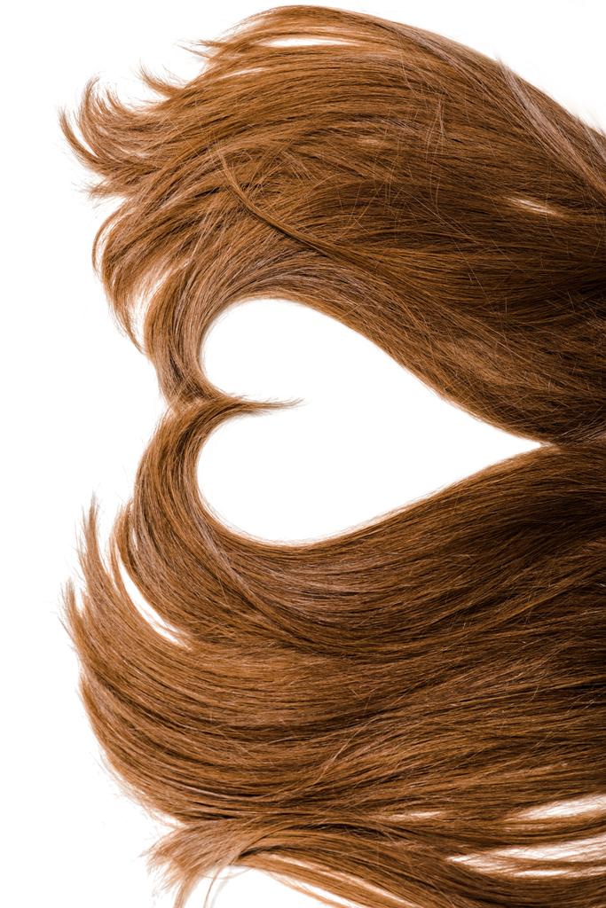 περικοπεί άποψη από καιρό καστανά μαλλιά θηλυκό σε σχήμα καρδιάς που απομονώνονται σε λευκό - Φωτογραφία, εικόνα