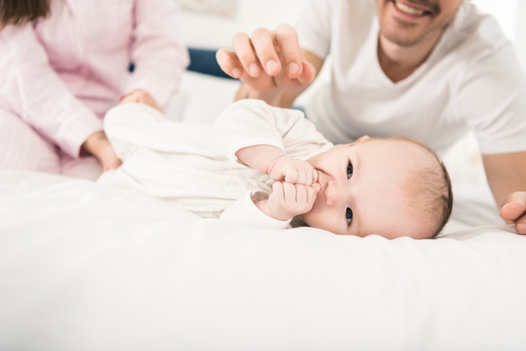 Schnappschuss von süßem Baby und Eltern zu Hause - Foto, Bild