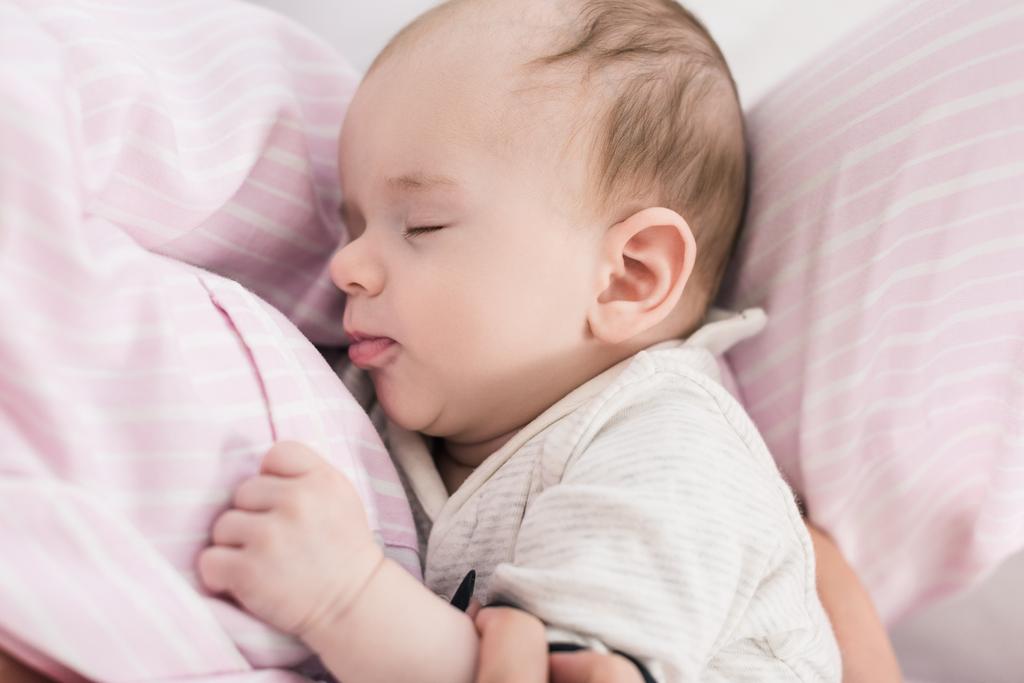 şirin bebek anneleri ellerde uyku kısmi görünümünü - Fotoğraf, Görsel