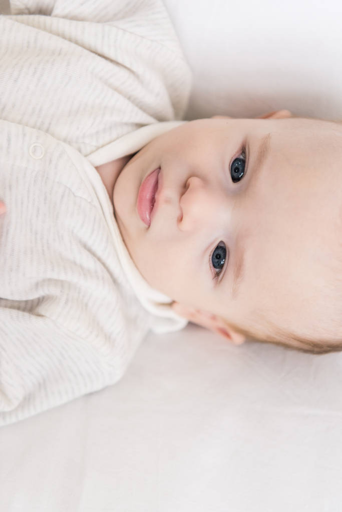 かわいい赤ちゃん男の子のオーバー ヘッド ビュー - 写真・画像