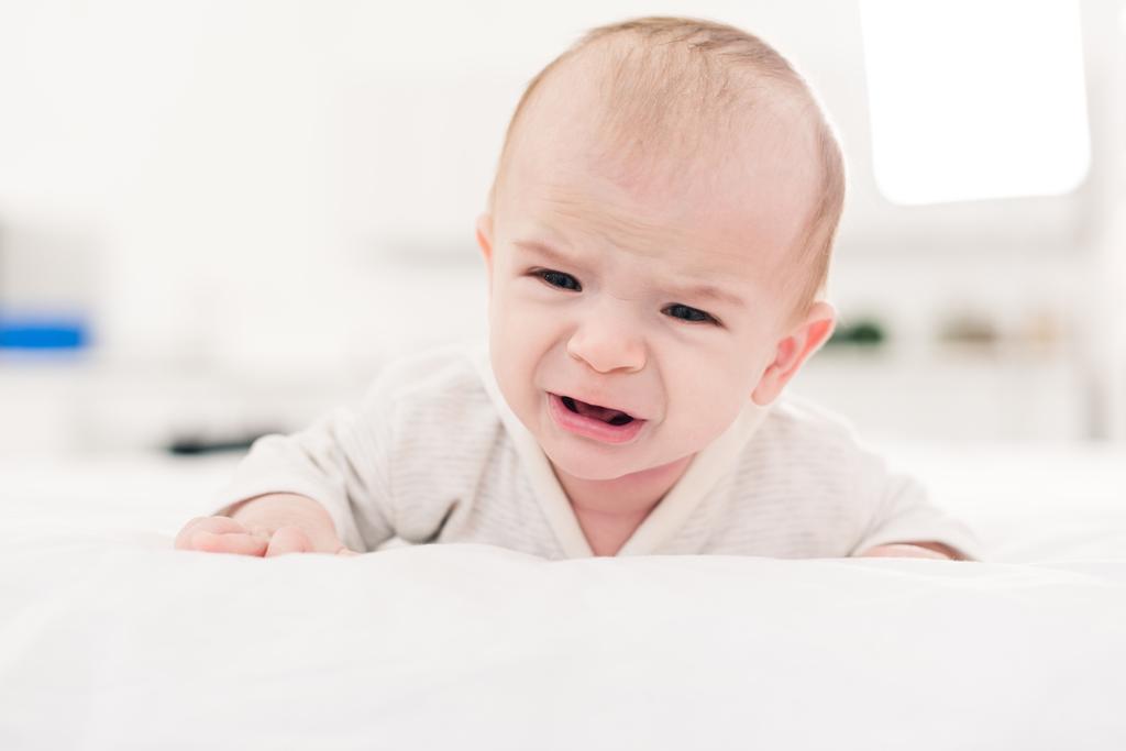 yatakta yatarken ağlıyor küçük bebek çocuk portresi - Fotoğraf, Görsel