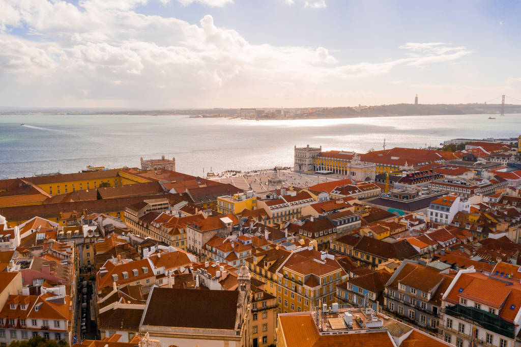 Lisszabon városképe, kilátás az óvárosra, Alfama, Portugália, panoráma - Fotó, kép