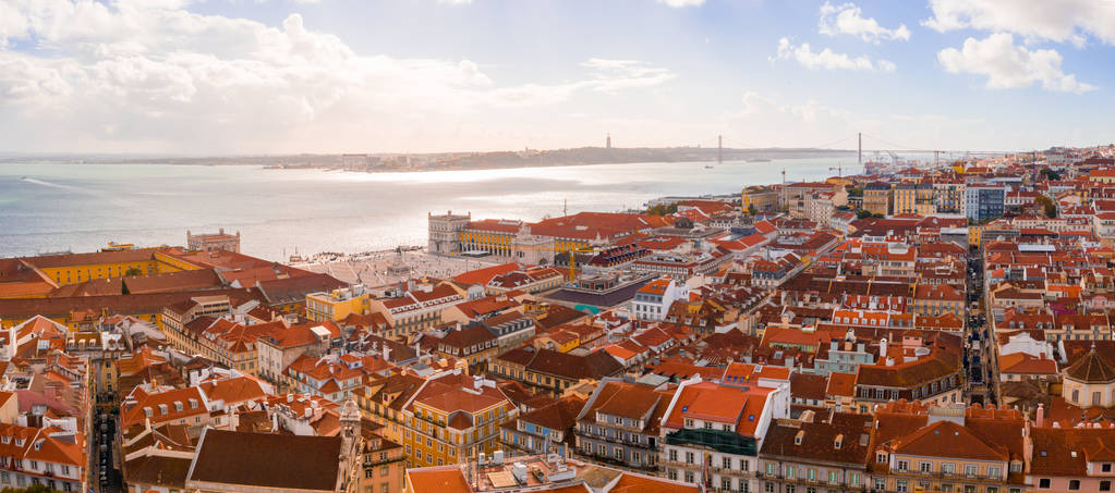 Stadsgezicht van Lissabon, uitzicht op de oude stad Alfama, Portugal, panorama - Foto, afbeelding