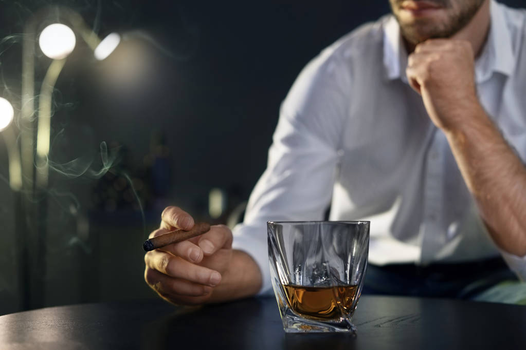 Pohár whisky és egy szivar asztalnál, Vértes ember. Hely a szöveg - Fotó, kép
