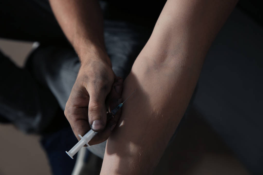 Мужчина-наркоман делает инъекции, закрывает руки
 - Фото, изображение