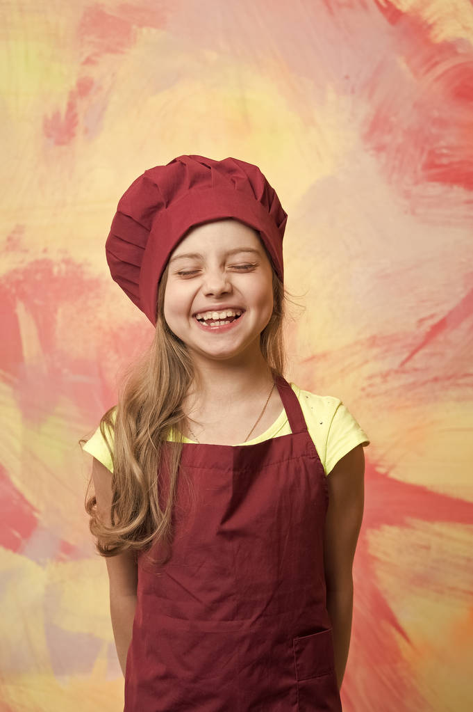 Μάγειρας παιδί χαμογελάει σε πολύχρωμα τοίχο - Φωτογραφία, εικόνα