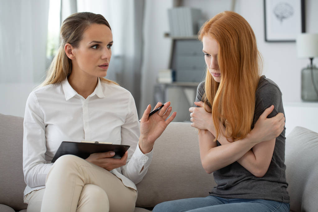 Thérapeute professionnel avec une jeune adolescente rousse pendant la psychothérapie
 - Photo, image