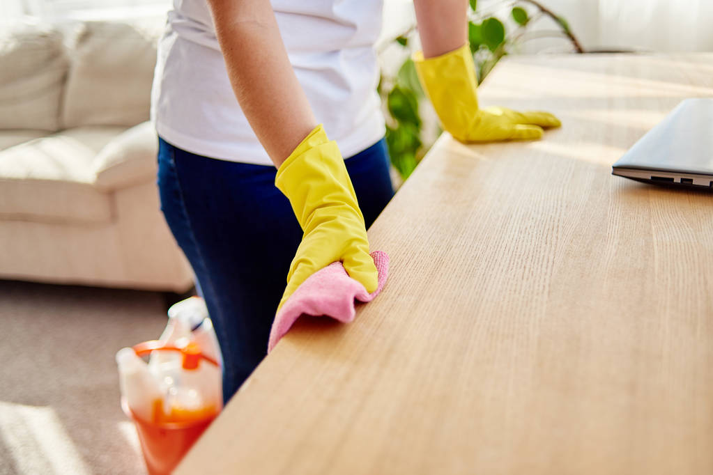 黄色のゴム製保護手袋ピンク布木製 tablel をクリーニングで女性の手の画像をトリミング、ソフト focuse スペースにコピーします。家事、掃除、家事の概念 - 写真・画像