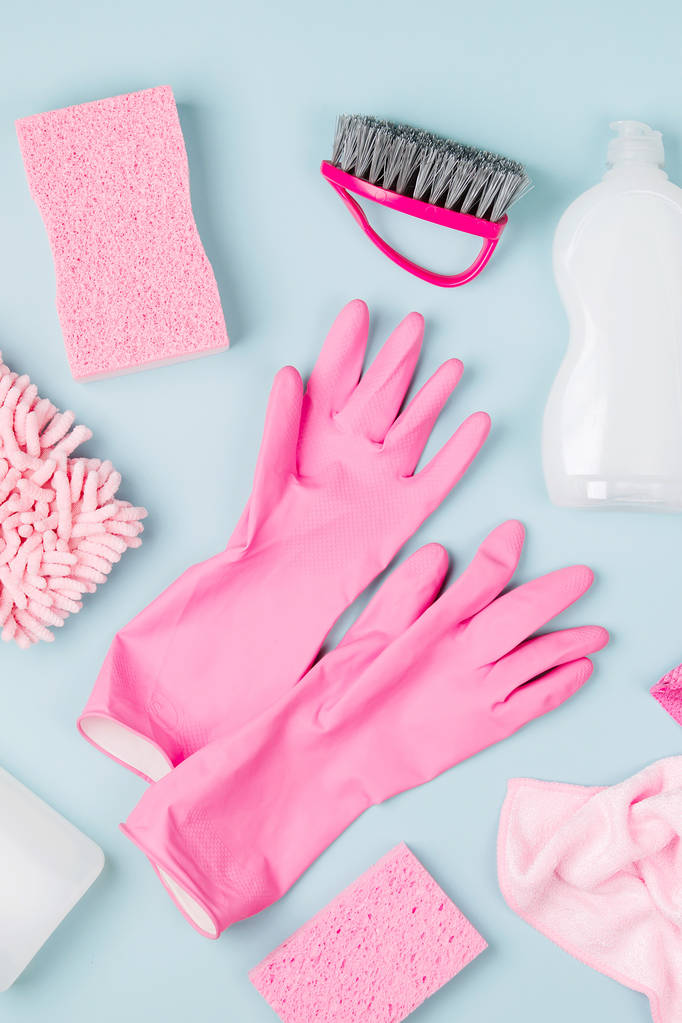 ピンク色の洗剤やクリーニングアクセサリー。清掃サービスのコンセプト。フラットレイ、トップビュー. - 写真・画像