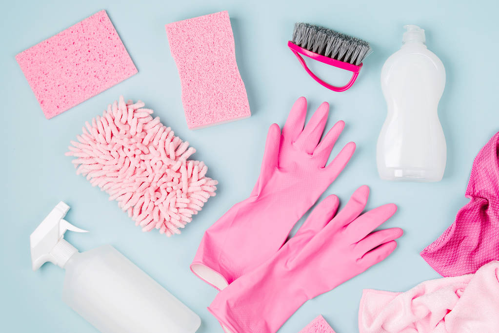 ピンク色の洗剤やクリーニングアクセサリー。清掃サービスのコンセプト。フラットレイ、トップビュー. - 写真・画像