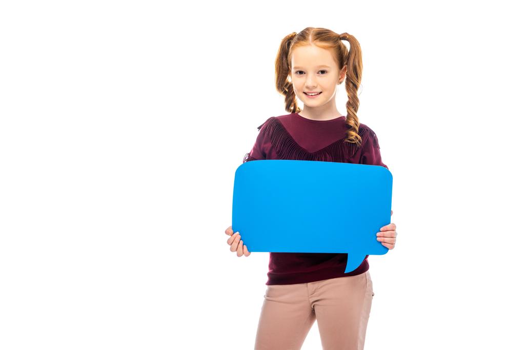 Lächeln Schulmädchen mit blauer Sprechblase und Blick in die Kamera isoliert auf weiß - Foto, Bild