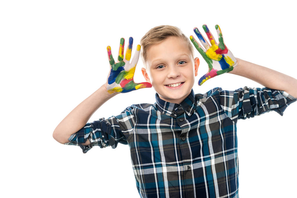 улыбающийся мальчик показывает руки, раскрашенные в красочные краски и смотрит на камеру, изолированную на белом
 - Фото, изображение