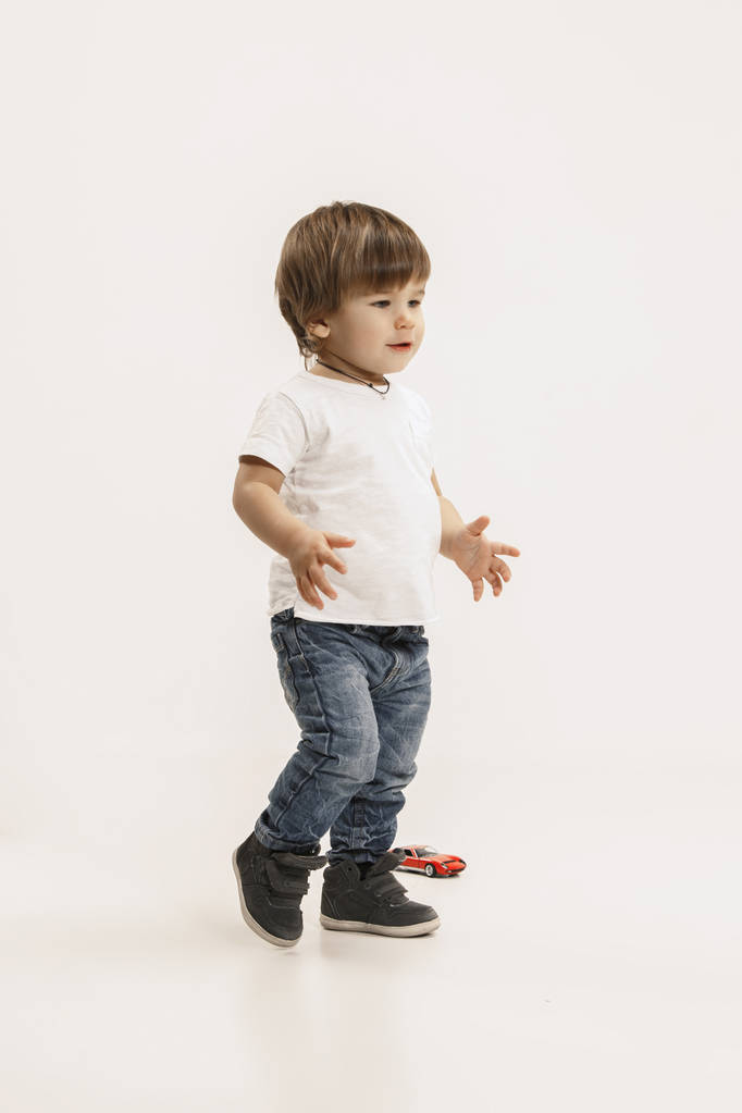 Портрет щасливого маленького хлопчика на білому тлі
 - Фото, зображення