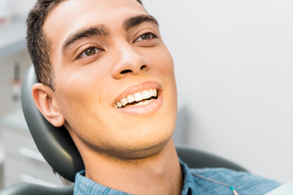 zblízka s úsměvem afroamerické muže v zubní klinice  - Fotografie, Obrázek