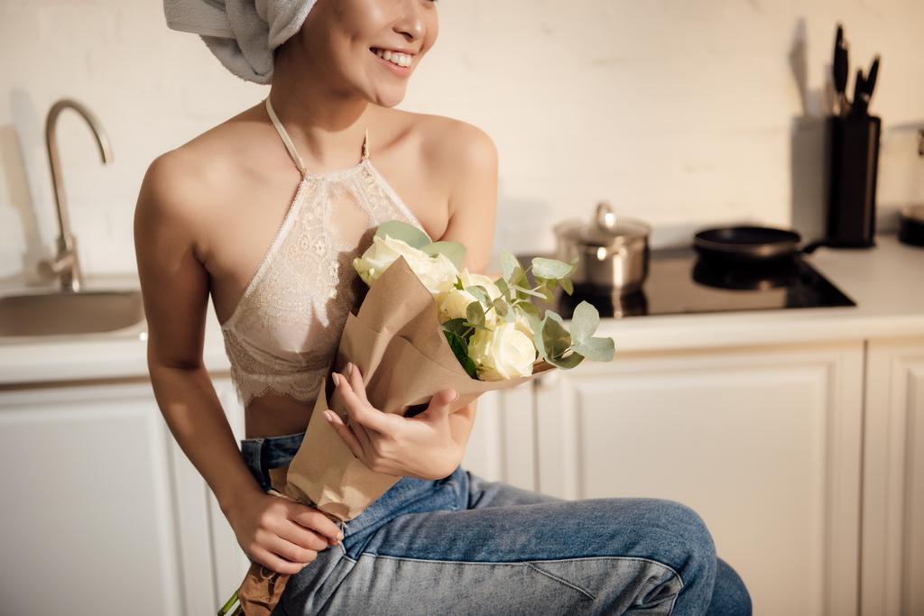 foto recortada de chica sorprendida con toalla en la cabeza sosteniendo ramo de rosas blancas en casa
  - Foto, Imagen