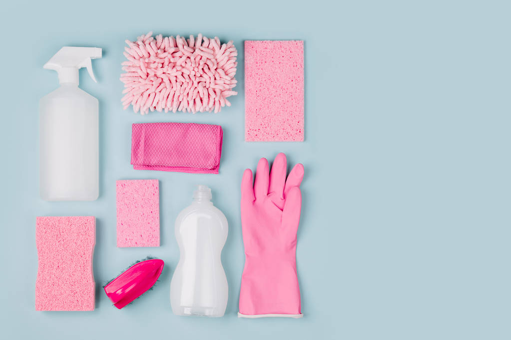 Detergentes y accesorios de limpieza en color rosa. Servicio de limpieza concepto. Piso tendido, Vista superior. - Foto, imagen