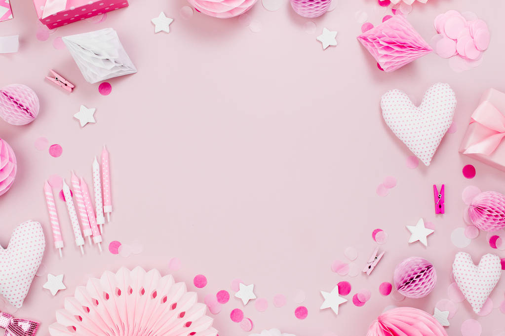 Marco hecho de decoraciones de papel rosa y blanco, dulces, corazones, regalos, confeti para fiesta del bebé. Piso tendido, vista superior
 - Foto, Imagen
