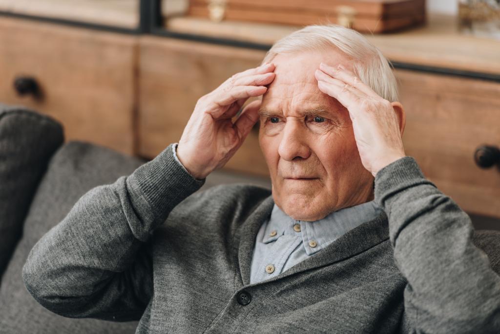 homem aposentado com cabelos grisalhos com dor de cabeça
  - Foto, Imagem