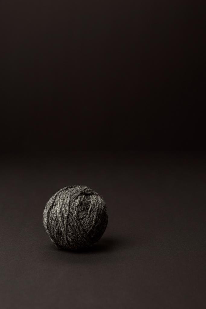 vista de cerca de la bola de punto gris sobre fondo oscuro
 - Foto, Imagen