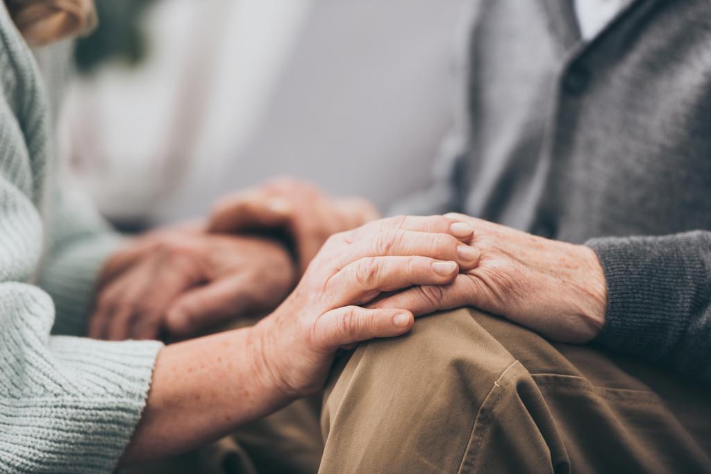 περικοπεί θέα συνταξιούχο ζευγάρι κρατώντας τα χέρια  - Φωτογραφία, εικόνα
