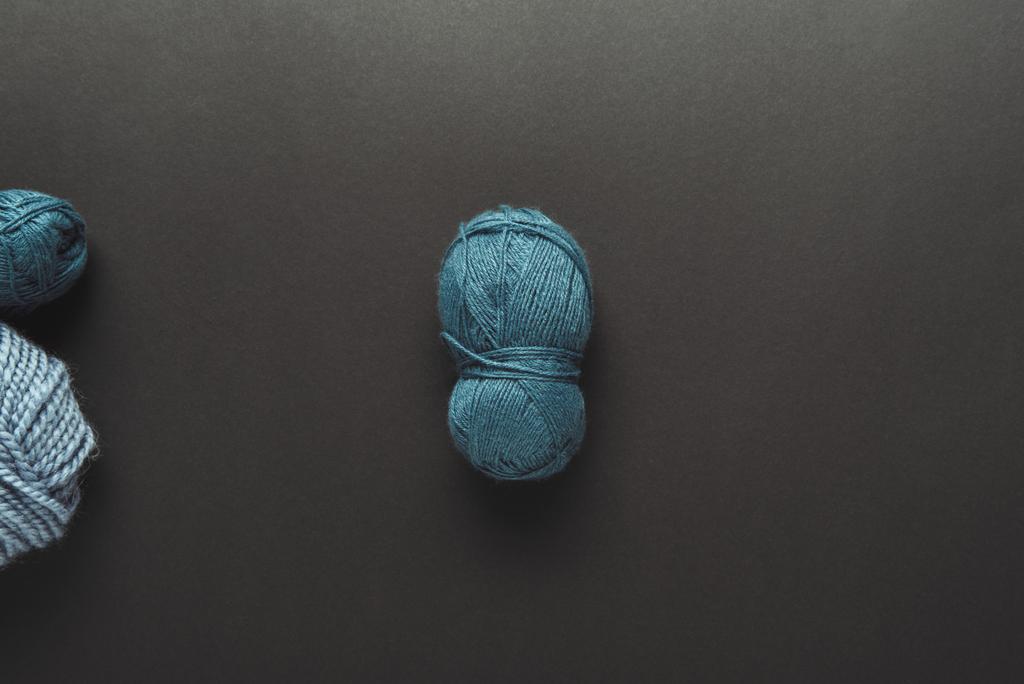 pohled shora modré pletení podávajíce na šedý stůl - Fotografie, Obrázek