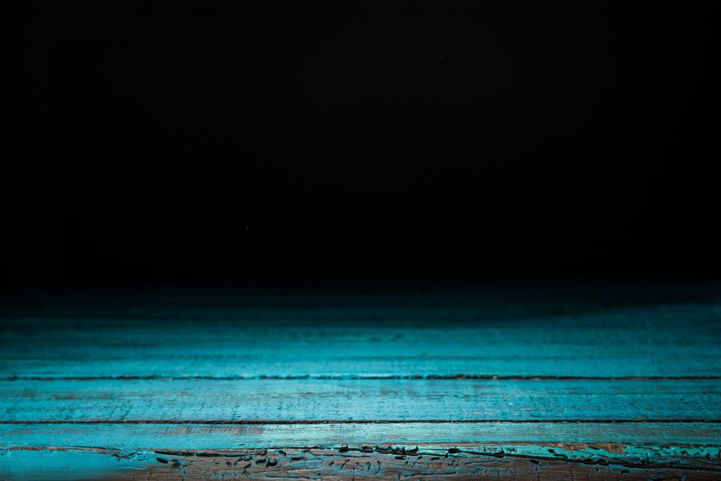 zářivě tyrkysové prokládané dřevěné pozadí na černém pozadí - Fotografie, Obrázek