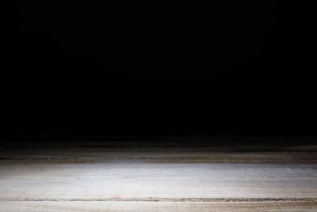 hellbraun gestreifter Holzhintergrund auf schwarz - Foto, Bild