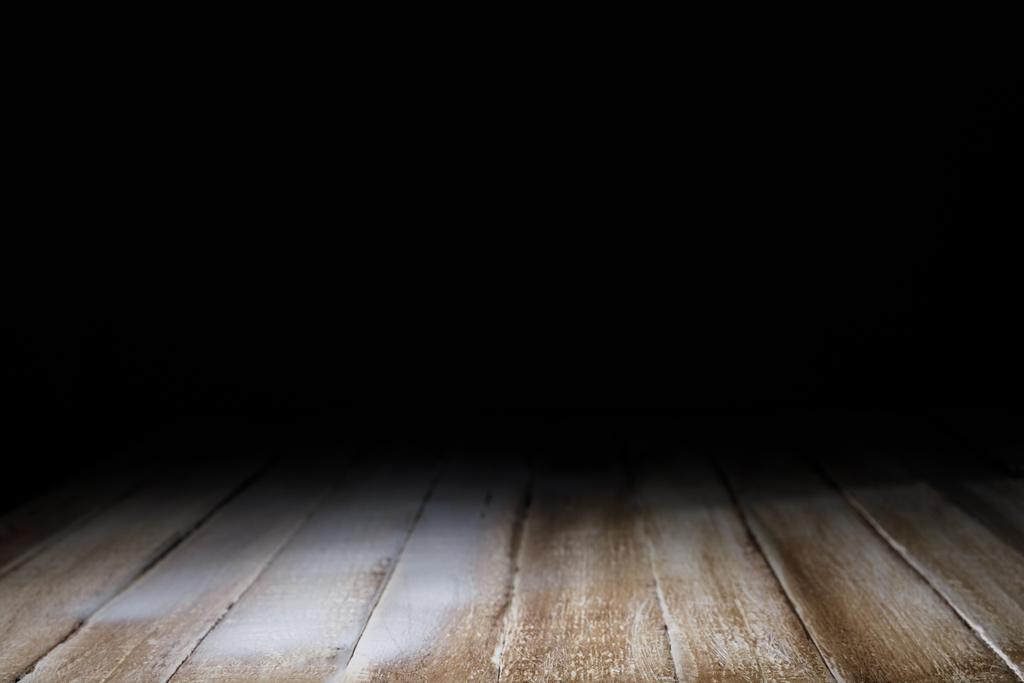 коричневый полосатый деревянный фон на черном
 - Фото, изображение