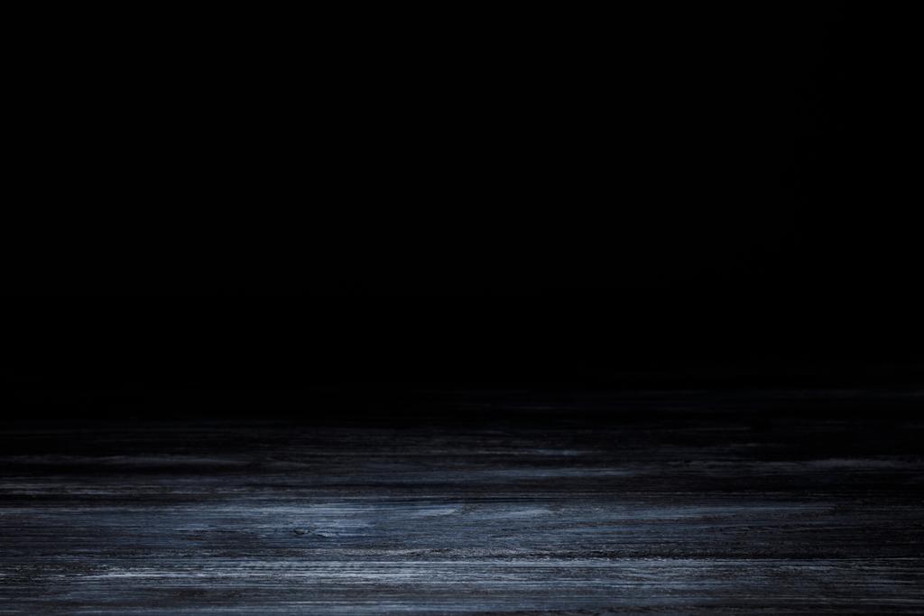 superficie in legno rigato grigio scuro su nero
 - Foto, immagini