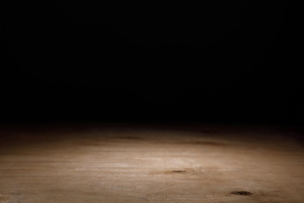 καφέ ξύλινα ανάγλυφη επιφάνεια σε μαύρο - Φωτογραφία, εικόνα