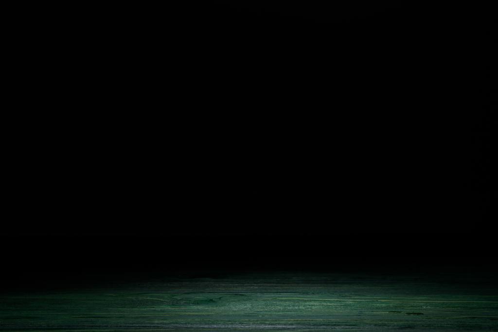 dunkelgrün gestreifte Holztischplatte auf schwarz - Foto, Bild