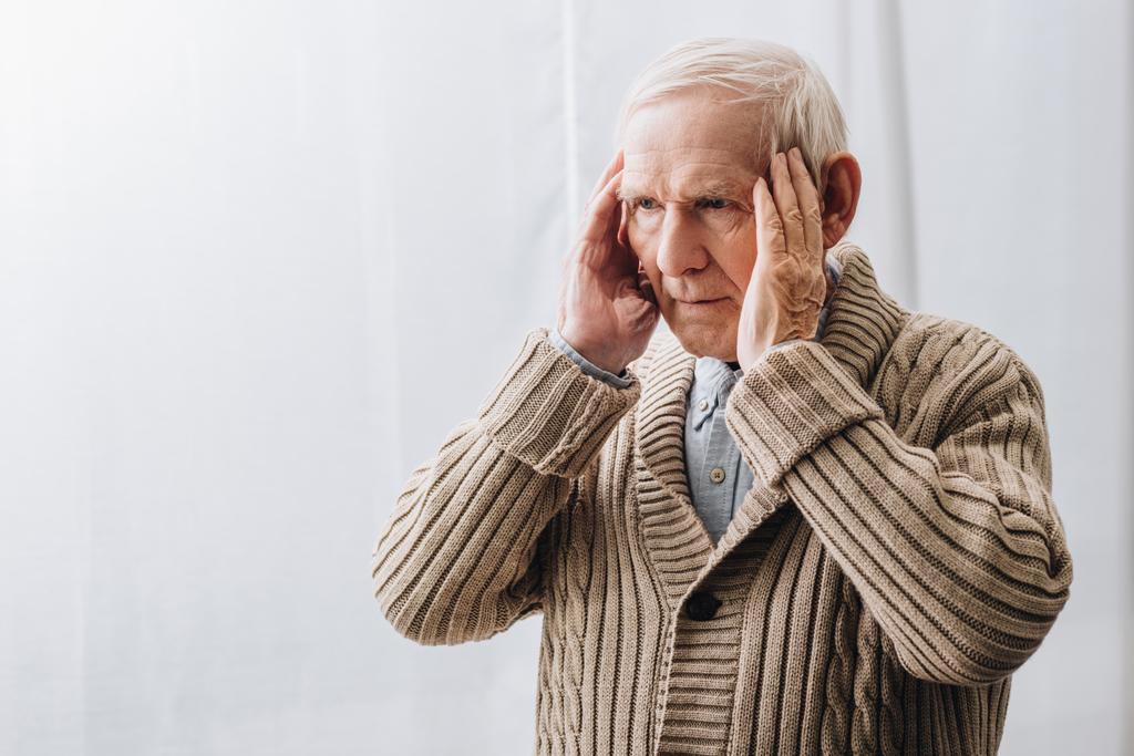 nyugdíjas demencia betegség, amelynek fejfájás otthon  - Fotó, kép