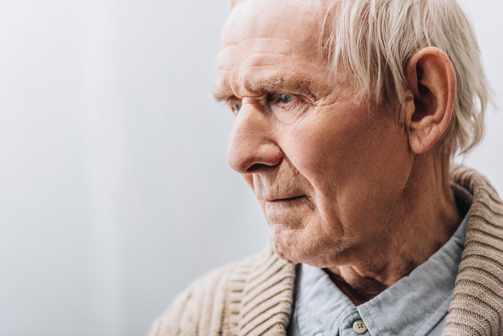primer plano de pensionista triste con el pelo gris en casa
  - Foto, imagen