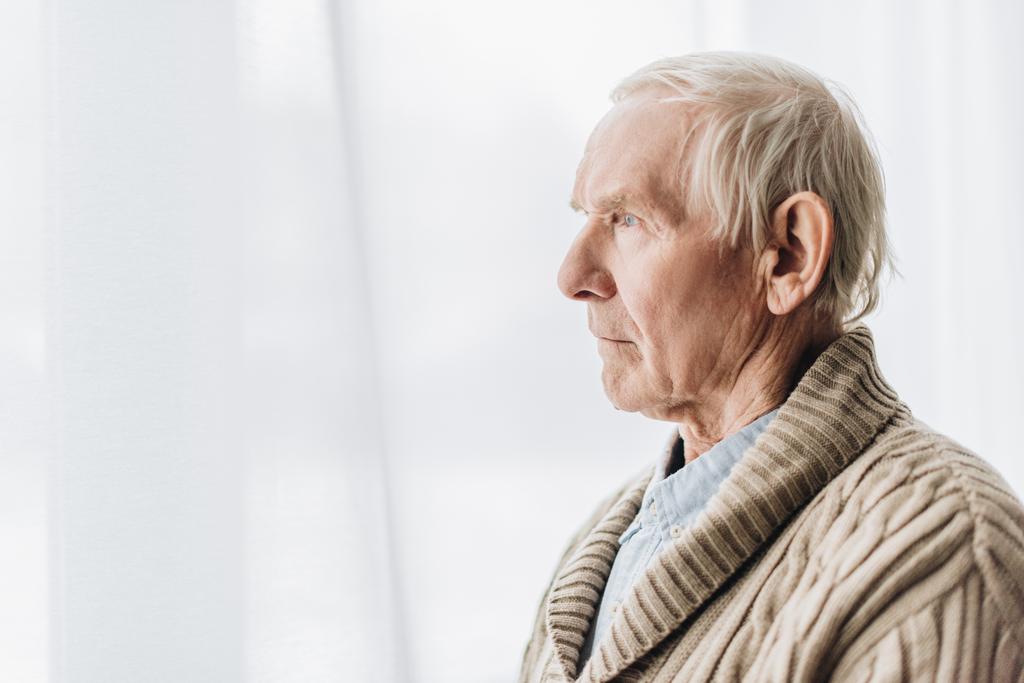 surullinen vanhempi mies, jolla on dementiatauti kotona
  - Valokuva, kuva