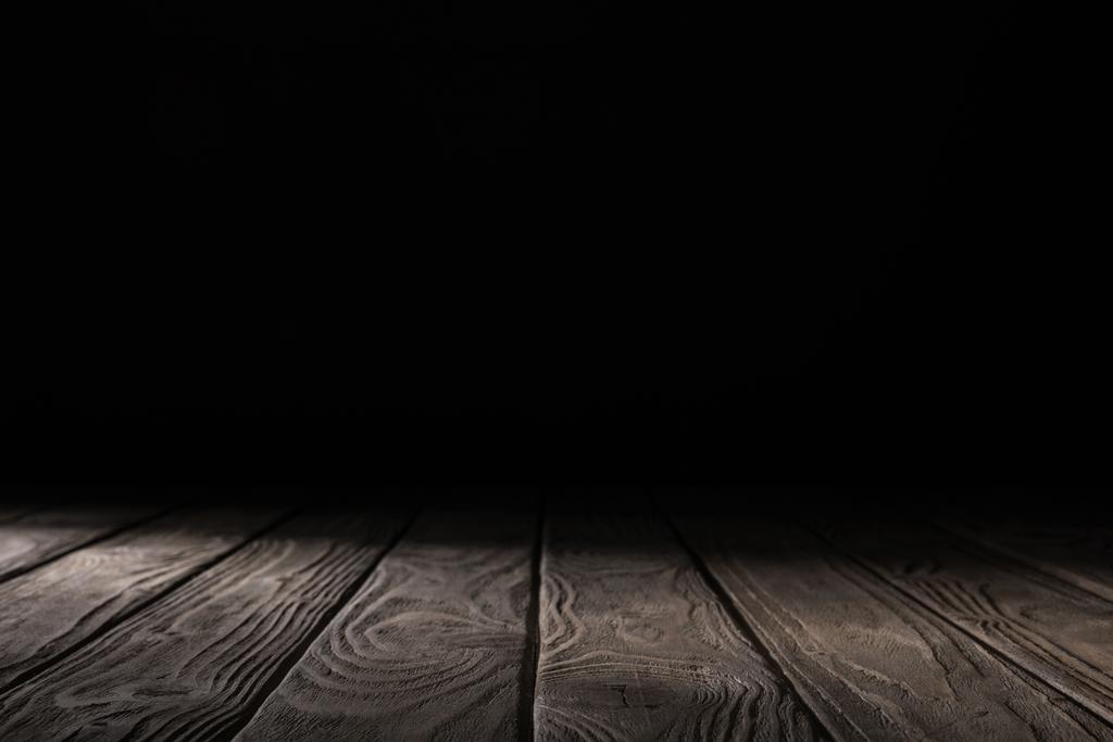 hnědé pruhované dřevěný stůl na černém - Fotografie, Obrázek