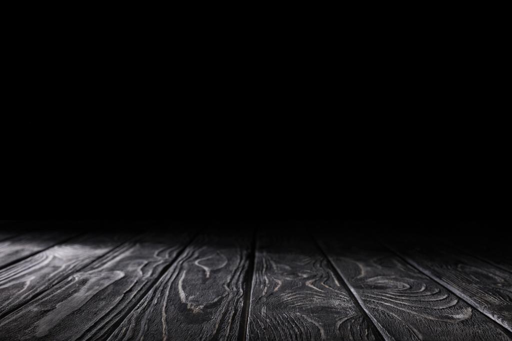 tmavě šedé pruhované dřevěný materiál na černém pozadí - Fotografie, Obrázek