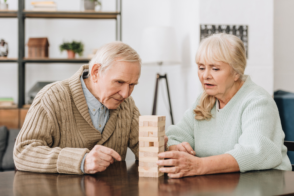 starší pár si hraje s dřevěných bloků doma - Fotografie, Obrázek