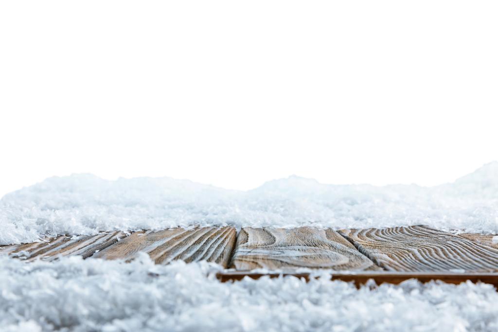 planche en bois brun rayé recouverte de neige sur blanc
 - Photo, image