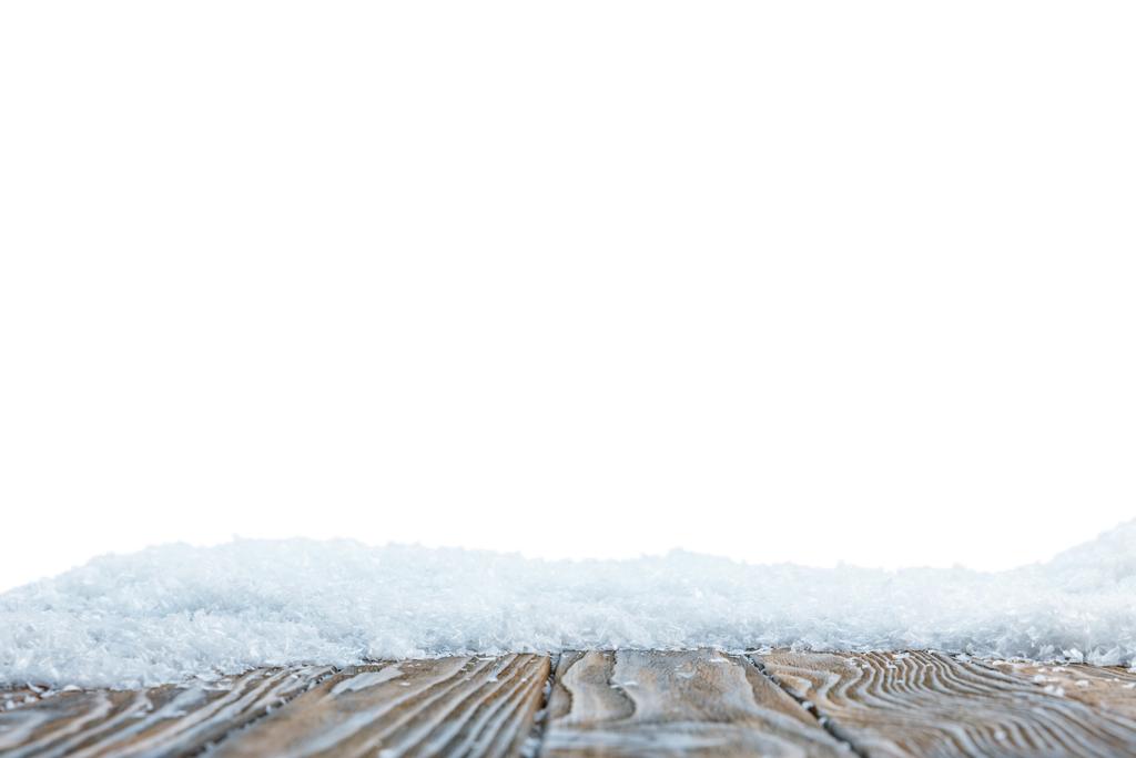 foco seletivo da placa de madeira listrada coberta com neve no branco
 - Foto, Imagem
