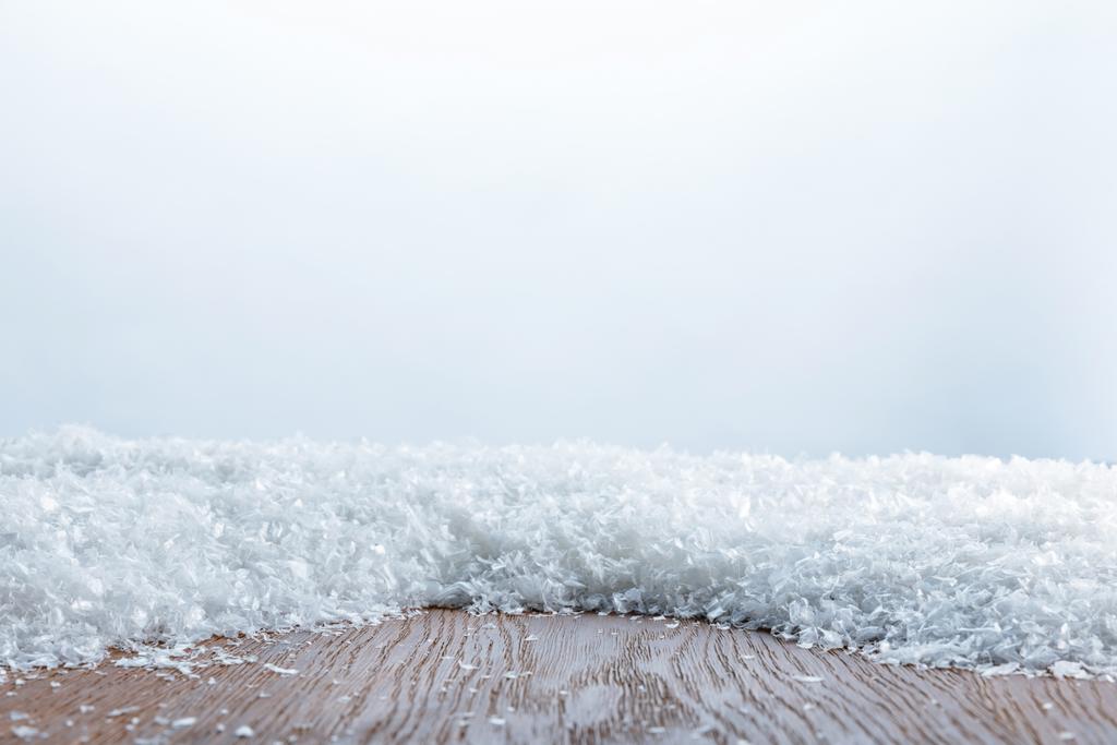 planche texturée rayée marron recouverte de neige sur blanc
 - Photo, image