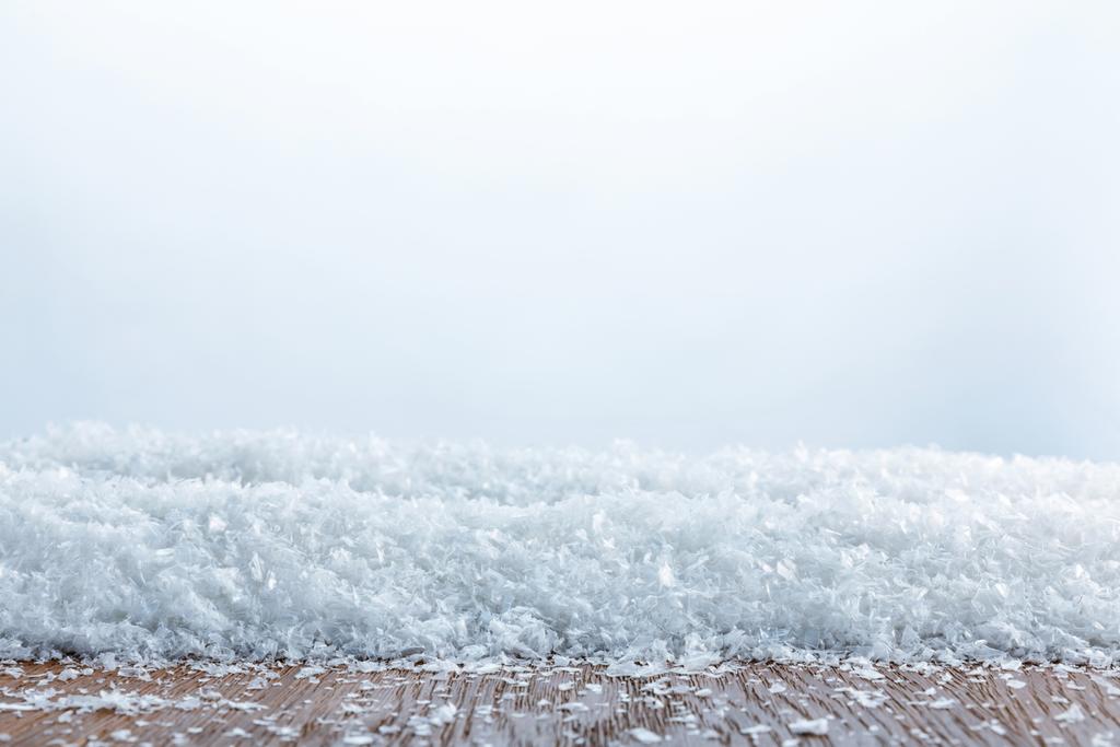 gros plan de planche de bois rayé recouvert de neige sur blanc
 - Photo, image